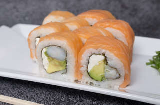 Producto Ebi Cheese roll en salmón