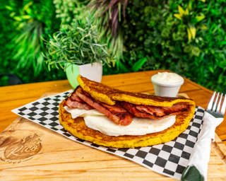 Producto Cachapa con  chuleta ahumada  y queso de mano