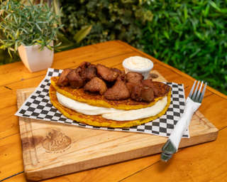 Producto Cachapa con cochino frito y queso de mano