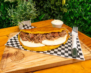 Producto Cachapa con pernil (cerdo) y queso de mano