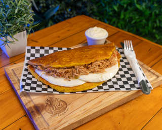 Producto Cachapa con pollo y queso de mano