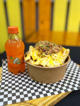 Producto 1 Papas con carne mechada y cheddar + 1 Bebida
