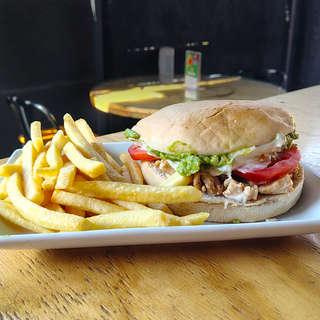 Producto Pollo Grande Italiano con bebida y papas