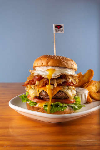 Producto Deluxe Burger + Papas