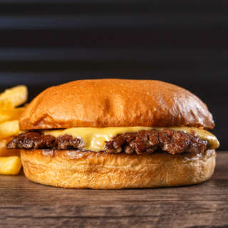 Producto Cheese burger + papas fritas + salsa