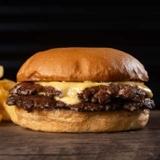 Producto Doble Cheese Burger + papas +salsa