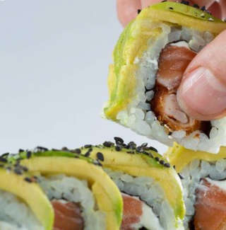 Producto Rolls Envueltos en Palta Ebi Sake Cheese Roll