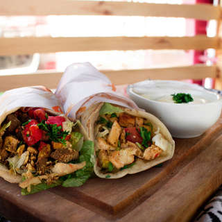 Producto 2 Shawarma Clásico Mediano con Salsa Moros Mediana 165ml GRATIS