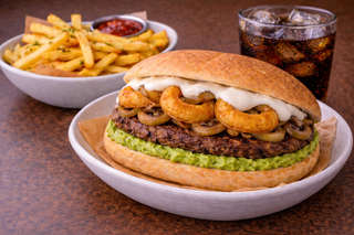 Producto Vegan Burger con papas y bebida