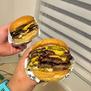 Producto 2 BURGERS TRIPLES + 2 PAPAS FRITAS