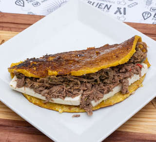 Producto Cachapa con Carne Mechada y Queso Llanero